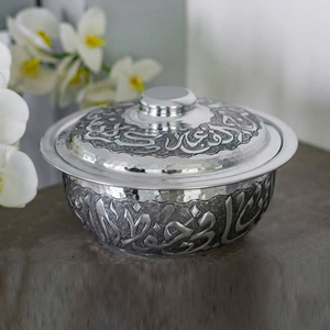Plat de service en métal martelé argenté avec couvercle gravé – Vaisselle de luxe traditionnelle, accent décoratif festif pour la maison - Product Image 1
