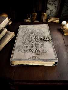 Diario de cuero hecho a mano con grabado de árbol y motivos celestiales - Product Image 4