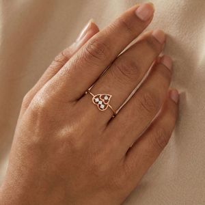 Bague classique en or jaune massif pour femme, sertie d'un diamant naturel rond taille brillant de 0,07 carat, couleur H-I, clarté VS-SI, bijoux fins. - Product Image 1