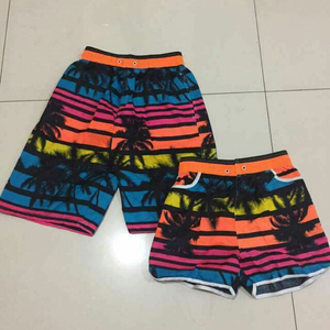 Shorts de sport pour homme à imprimé géométrique rouge avec empiècements latéraux noirs, taille à cordon de serrage, séchage rapide, polyester/coton, poches zippées - Product Image 6