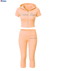 Conjuntos Deportivos para Mujer con Logotipo de Diamantes de Imitación, Chaqueta con Capucha de Manga Corta y Pantalones Capri, Ropa Deportiva para Chicas - Product Image 3