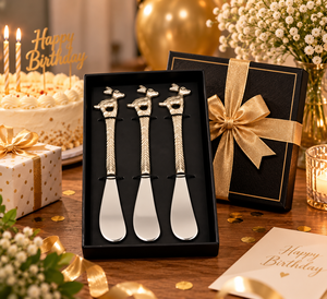 Ensemble de trois couteaux à beurre de luxe en métal avec poignée en forme de cerf, design animalier décoratif, dans une boîte cadeau noire pour les dîners festifs - Product Image 1