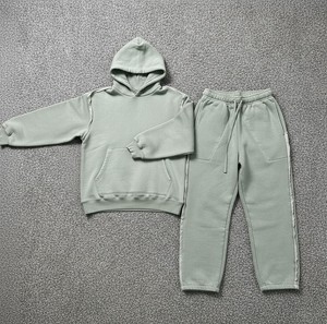 Ensemble de survêtement streetwear d'hiver pour femme en polyester/coton épais 400 GSM, qualité supérieure, avec logo brodé personnalisé - Product Image 3