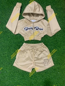 Ensemble 3 pièces sportif jaune pour femme Daily Dose : crop top, short et sweat à capuche à manches courtes en polyester tricoté élastique, décontracté, au-dessus du genou - Product Image 4