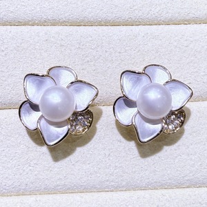 Boucles d'oreilles en perles d'eau douce naturelles de Zhuji, camélia, tendance, luxe léger, boucles d'oreilles à fleurs mates, aiguille en argent S925, perle blanche - Product Image 3