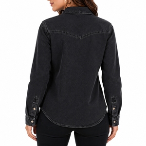 Chemise en jean noir délavé pour femme – Qualité supérieure, élégante, confortable, durable, classique, moderne et polyvalente – Tissu en jean noir délavé - Product Image 2