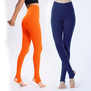 Pantalones de yoga largos sin costuras de cintura alta para gimnasio, leggings deportivos para fitness y entrenamiento con diseño de pantalones cortos de yoga con estampado sólido. - Product Image 3