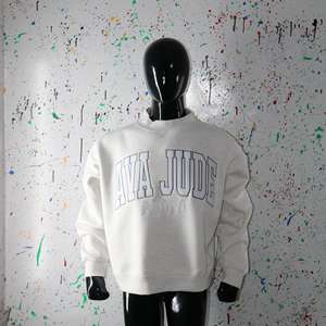 Sweat-shirt à col montant AVA JUDE ASH GREY 100% BLANC avec broderie appliquée, col large, fils fins - Product Image 4