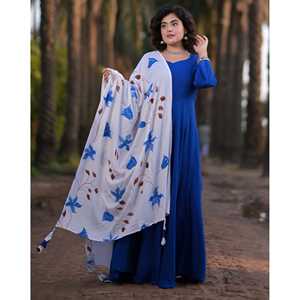 Conjunto de Traje de Crepé Azul Relajante y Transpirable, Talla XS, con Dupatta Pintada a Mano - Product Image 5
