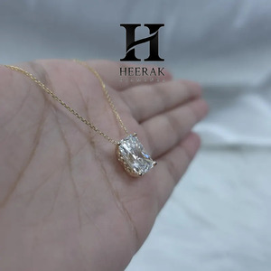Collier pendentif en diamant de laboratoire taille radiant de luxe en or jaune 14 carats pour femme - Product Image 6