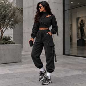 Ensemble de survêtement athleisure gris deux pièces pour femme, haut à capuche court à manches longues et pantalon cargo jogger - Product Image 2