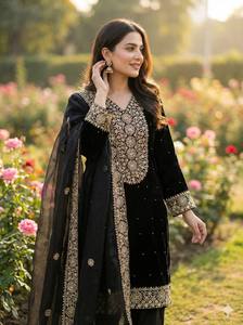 ชุดคุर्ตาปักลายสีดำแบบดั้งเดิมของผู้หญิงอินเดียและปากีสถาน พร้อมผ้าคลุมไหล่สีทอง ความยาวระดับพื้น ชุดพื้นเมือง - Product Image 4