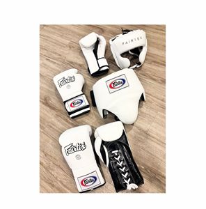 Guantes de boxeo de alta calidad con cordones, protector contra golpes y casco de boxeo Hg18 Pro, conjunto de cuero genuino para competición de boxeo. - Product Image 1