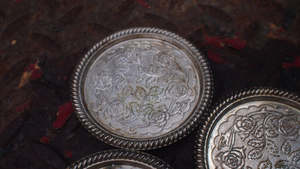 Lot de 4 sous-verres ronds en métal personnalisés au design unique, parfaits pour les mariages et la décoration de la vaisselle du resort, de qualité supérieure - Product Image 4