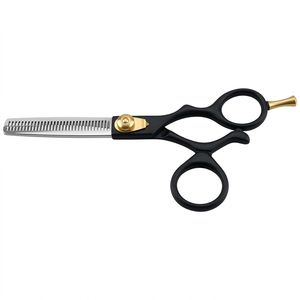 Tijeras de Peluquería Profesionales de Acero Inoxidable con Mango Negro de la Más Alta Calidad y Logotipo Personalizado para Barbería - Product Image 1