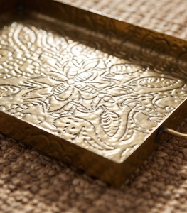 Plateau de service rectangulaire doré en métal lourd texturé moulé, article de vaisselle pour cuisine et salle à manger, en stock - Product Image 3