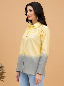 Camisa de Popelina de Algodón con Degradado Amarillo para Mujer, con Detalle Calado, Manga Larga, Cuello Camisero, Cierre de Botones, Corte Regular - Product Image 1