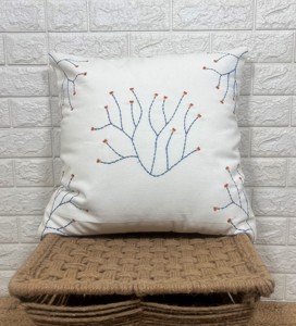 Elegante Funda de Cojín Cuadrada Nórdica de Algodón y Lino con Diseño de Rama de Planta Bordada y Flor Roja - Product Image 1