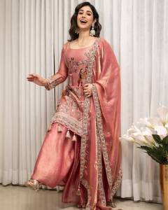 Conjunto de diseñador con bordado de lentejuelas y trabajo de dori, top de seda Fandy con pantalón sharara y dupatta, completamente cosido. - Product Image 2
