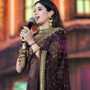 Sari Bollywood de créateur avec broderie de paillettes et chemisier en Banglori uni - Product Image 4