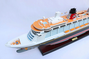 Modèle de bateau de croisière américain en bois peint à la main DIS.NEY DREAM, inspiré de la collection de décoration de la ligne de croisière Dis.ney - Product Image 2