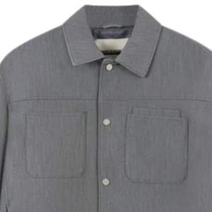 Chaqueta Entallada con Bolsillo de Parche para Hombre en Gris con Diseño Moderno y Tela de Alta Calidad, Detalles Elegantes con Botones - Product Image 3