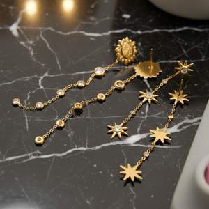 Pendientes de Cadena con Diseño de Estrella y Circonitas, Chapados en Oro de 18K sobre Acero Inoxidable - Product Image 5