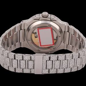 Reloj Mecánico Personalizado para Negocios, con Esfera Azul Cielo, Bisel con Incrustaciones de Diamantes Moissanite Redondos, Fecha Clásica y Detalles en Oro Blanco - Product Image 3