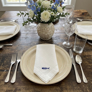 Serviette de table carrée classique personnalisée en coton, brodée motif poisson bleu, délavée, durable, réutilisable, lavable en machine, avec ourlet festonné - Product Image 3