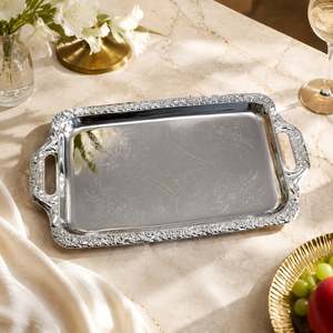 Plateau décoratif rectangulaire couleur argent avec motif floral gravé, design traditionnel, poignée pour usage de mariage - Product Image 1