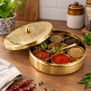 Boîte à épices ronde en laiton gravé, Masala Dabba, 7 compartiments avec couvercle à bouton et cuillère, conteneur de rangement de cuisine, vente en gros - Product Image 2