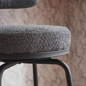 Set Moderno di 2 Sgabelli da Bar Rivestiti in Bouclé con Gambe in Metallo e Poggiapiedi Girevoli a 360 Gradi - Product Image 4
