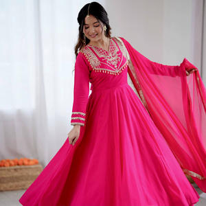 ชุดเดรส Anarkali ผ้าไหมโรมันเย็บติดกันอย่างประณีต พร้อมซับในผ้าไมโครคอตตอนหนาและงานปักลาย พร้อมผ้าคลุมไหล่ผ้าไหมนาซมิน - Product Image 1