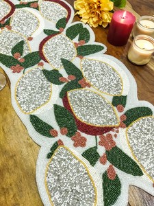 Chemin de table brodé avec des feuilles blanches, du feuillage vert et des baies rouges, décoration traditionnelle pour la maison, tissu lavable - Product Image 3