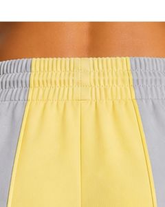 Shorts de sport pour femmes, jaunes et gris clair, à séchage rapide, respirants, taille élastique, pour la gym, le fitness, les loisirs et les activités sportives. - Product Image 3