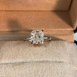 Bague de fiançailles élégante en or blanc 14 carats avec diamant solitaire de laboratoire de 2 carats, taille coussin, couleur E, pureté VVS2, certifié IGI, pour femme - Product Image 1
