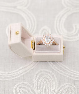 Exquisito joyero de terciopelo para anillos de boda Caja de almacenamiento de lujo para anillos de compromiso y regalos de novia - Product Image 3