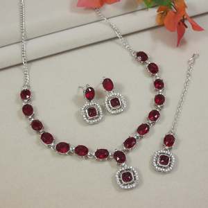 Ensemble de bijoux collier et boucles d'oreilles en cristal plaqué argent pour femmes - Product Image 1