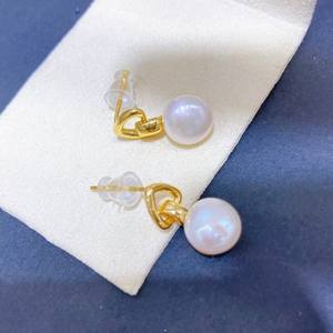 Boucles d'oreilles en forme de cœur géométrique rétro françaises, perles d'eau douce polyvalentes avec des aiguilles en argent simples, accessoire élégant et original - Product Image 1