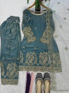 Ensemble indien pakistanais traditionnel en soie turquoise pour femmes, longueur cheville, avec broderie dorée, coupe ample, tenue de mariage - Product Image 1