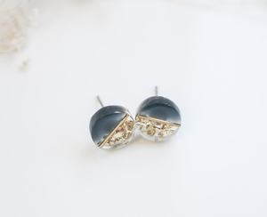Boucles d'oreilles clous en résine cristalline fumée, faites à la main, effet émaillé, motif Fleur de Lune Moderne, Perle de Minuit, Éclat Céleste - Product Image 1