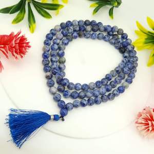 Collar de Cuentas Mala de Fluorita Azul Ecológico Hecho a Mano con Borla, Joyería Budista para Meditación, Forma Irregular Pulida, 108 Cuentas - Product Image 1