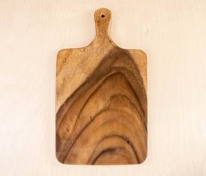 Planche à découper en bois d'acacia naturellement robuste, épaisse, stable et respectueuse des lames, avec une poignée facile à saisir pour la cuisine et le service quotidiens - Product Image 1