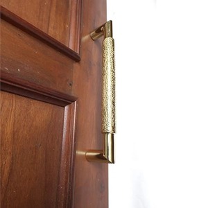 Manija de Puerta de Latón Texturizado – Tirador Moderno de Lujo para Puertas de Madera, Herraje Decorativo de Latón Sólido - Product Image 5