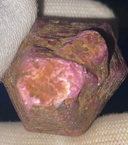 พลอยทับทิมดิบธรรมชาติจากเคนยา เหมืองเฟโมส จอห์น โซล น้ำหนัก 309.5 กะรัต - Product Image 2