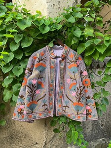 เสื้อแจ็คเก็ตผู้หญิงงานฝีมือระดับพรีเมียม ปักลายสวยงาม คอจีน แขนยาว เปิดด้านหน้า สวมใส่สบาย ระบายอากาศได้ดี เหมาะสำหรับเทศกาลต่างๆ - Product Image 2