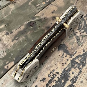 Couteau pliant artisanal en acier Damas de qualité industrielle avec manche en bois et étui en cuir pour le camping en plein air - Product Image 4