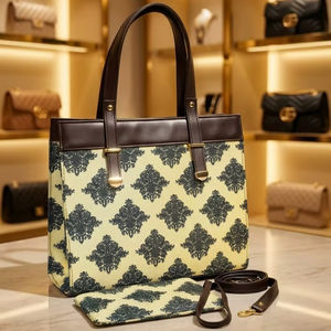 Bolso Tote con Estampado de Motivos Fleet Regal, Asas de Cuero Vegano y Monedero - Product Image 1