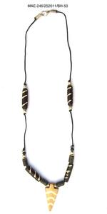 Collier Multicouche Perlé Fait Main MAE Rouge pour Femme, Bijou de Fête en Forme de Cœur, Pièce Tendance de Haute Qualité - Product Image 3