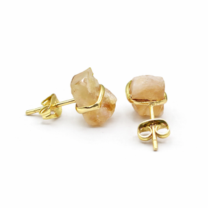 Boucles d'oreilles minimalistes bohèmes en laiton plaqué or avec pierre brute d'aigue-marine rectangulaire, faites à la main, bijoux de naissance pour femme - Product Image 3